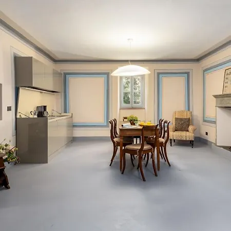 Vila La Rassinata 8, Emma Arezzo